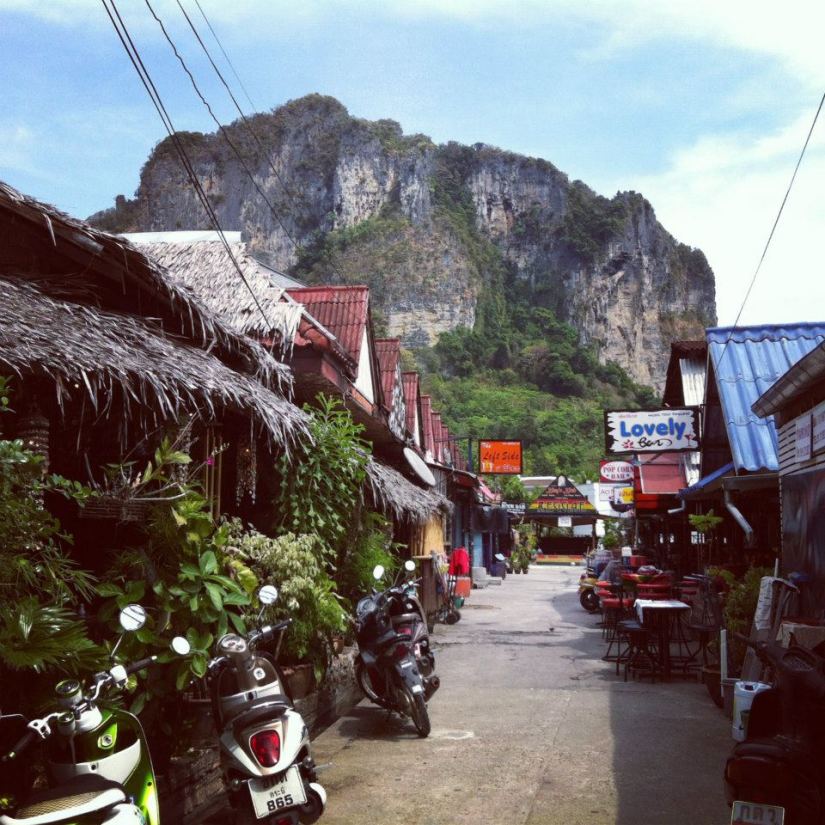 the gorgeous limestone cliffs, commonly seen all over Krabi. 